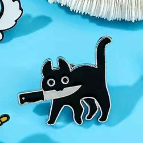 Black cat with knife enamel pin - Picture 3 of 5